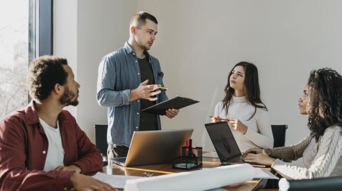 teamwork-meeting-with-business-people-4